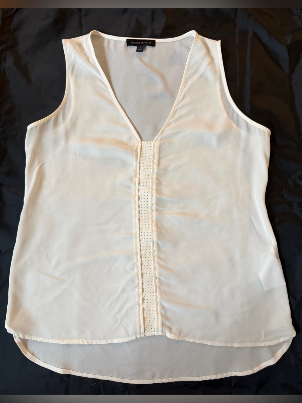 Banana Republic Cream V-Neck Sleeveless Top With White Perforated Center Accent